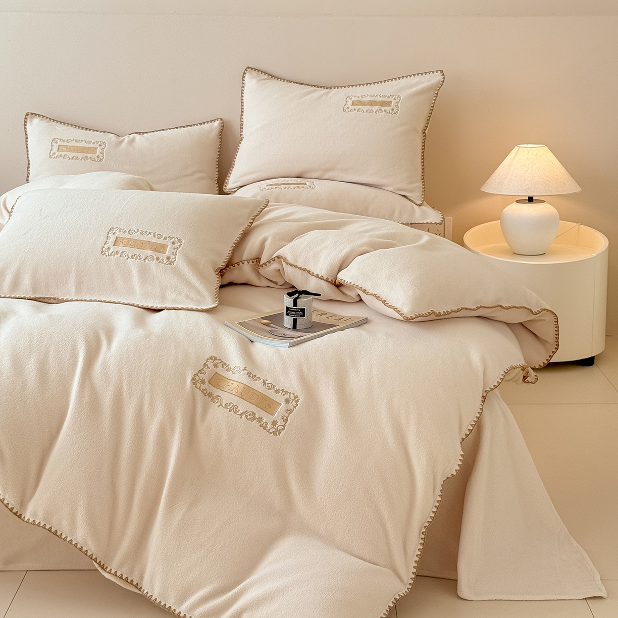 91家纺网 家纺一手货源 找家纺 懒猫家纺 2025新款A类贝壳绣纯色海獭绒四件套 杏仁白