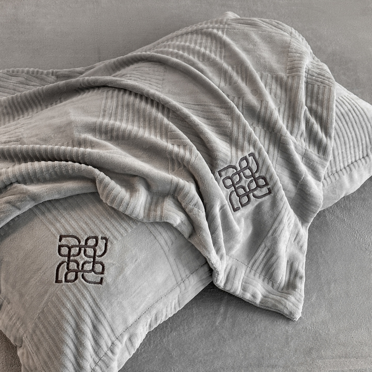 91家纺网 家纺一手货源 找家纺 慕晨 2025新款立体提花绒简约风格高克重雕花加厚牛奶绒四件套 轻奢旗格-浅灰