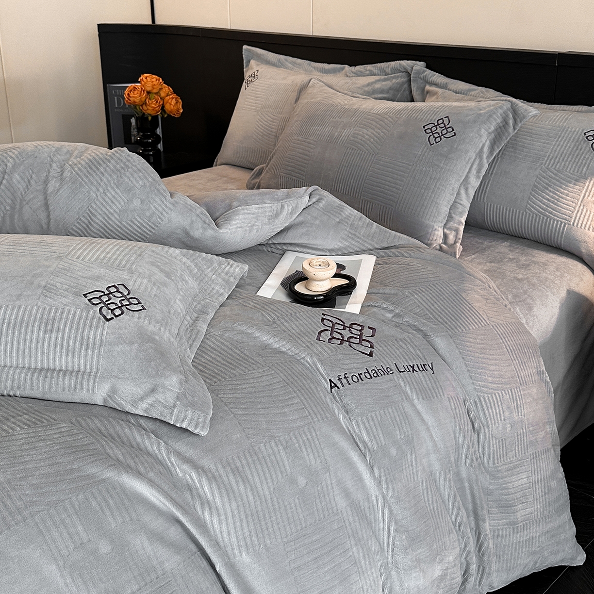 91家纺网 家纺一手货源 找家纺 慕晨 2025新款立体提花绒简约风格高克重雕花加厚牛奶绒四件套 轻奢旗格-浅灰