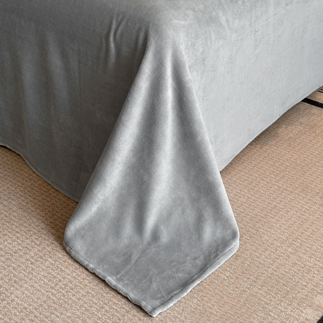 91家纺网 家纺一手货源 找家纺 慕晨 2025新款立体提花绒简约风格高克重雕花加厚牛奶绒四件套 轻奢旗格-浅灰