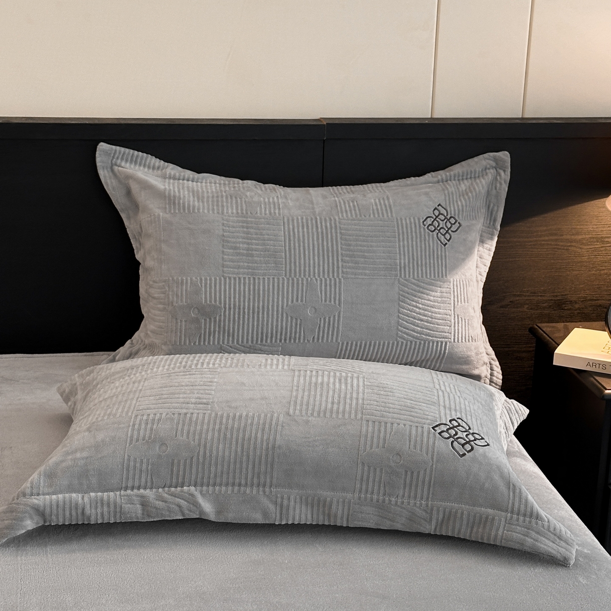 91家纺网 家纺一手货源 找家纺 慕晨 2025新款立体提花绒简约风格高克重雕花加厚牛奶绒四件套 轻奢旗格-浅灰