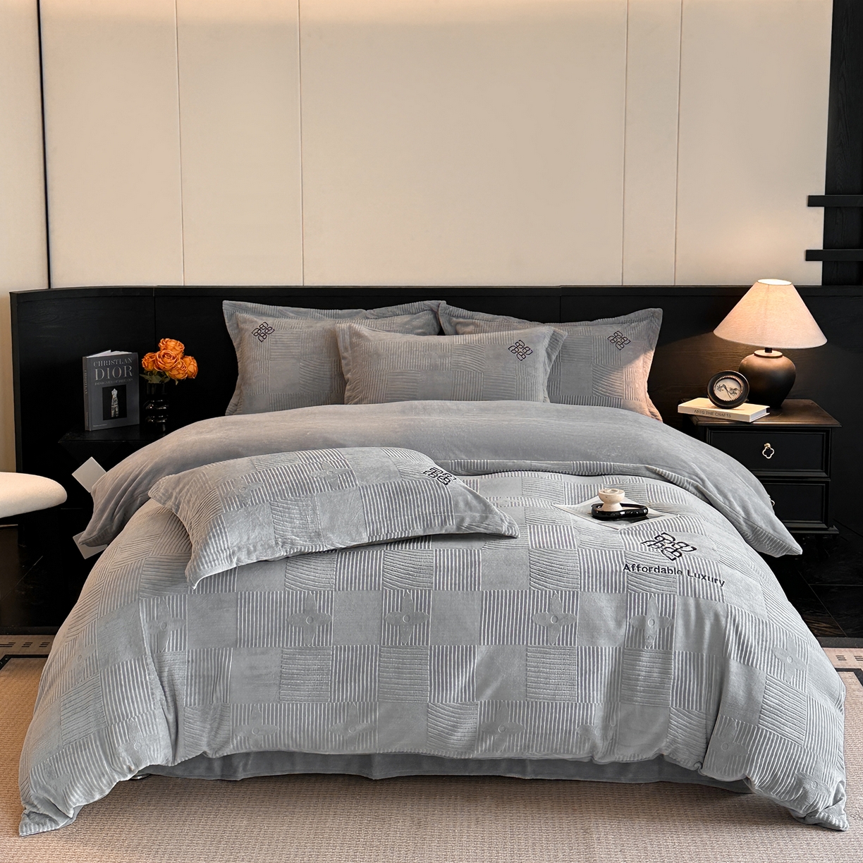 91家纺网 家纺一手货源 找家纺 慕晨 2025新款立体提花绒简约风格高克重雕花加厚牛奶绒四件套 轻奢旗格-浅灰