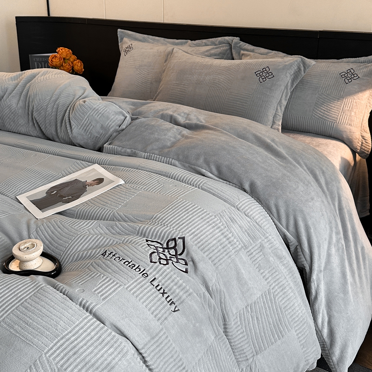 91家纺网 家纺一手货源 找家纺 慕晨 2025新款立体提花绒简约风格高克重雕花加厚牛奶绒四件套 轻奢旗格-浅灰