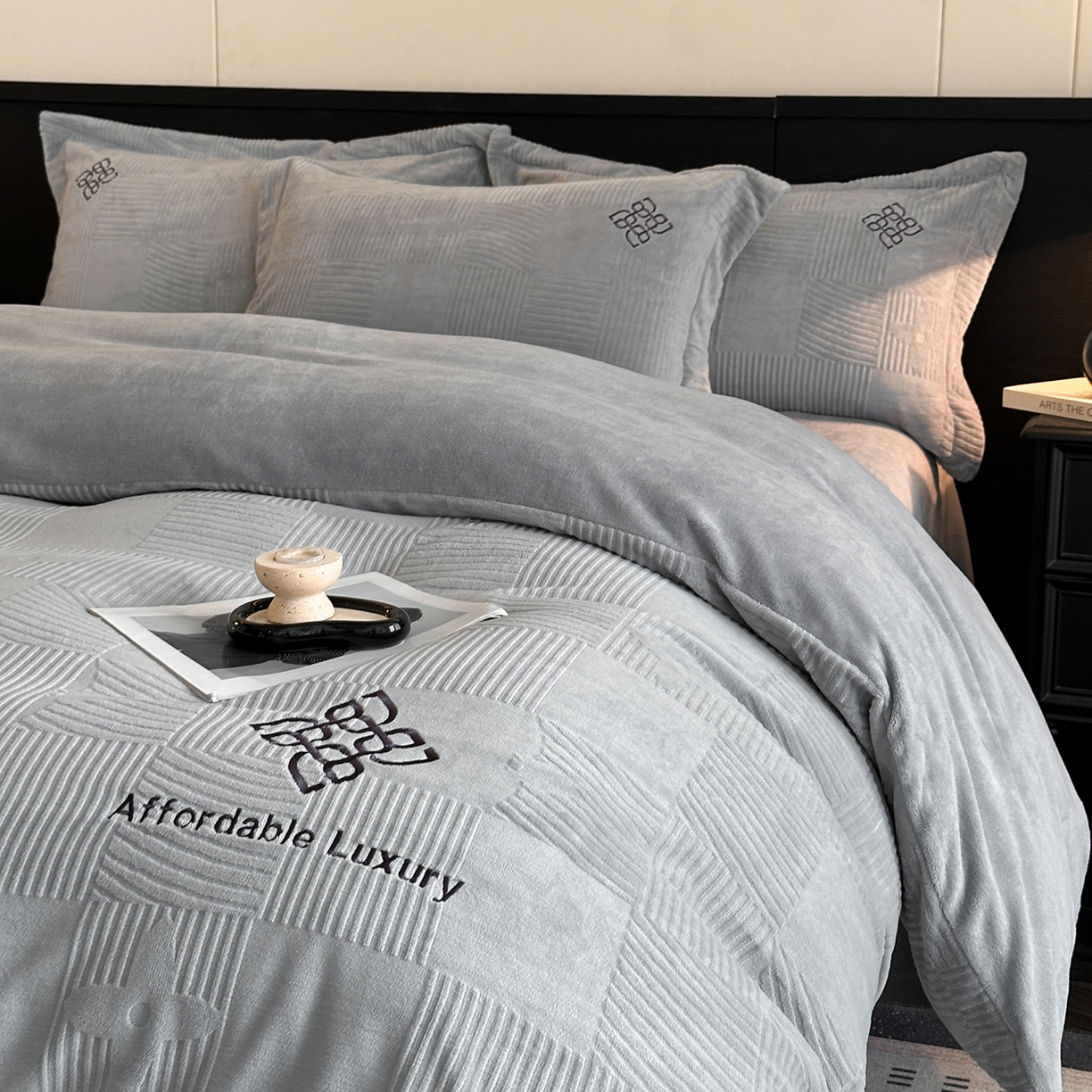 91家纺网 家纺一手货源 找家纺 慕晨 2025新款立体提花绒简约风格高克重雕花加厚牛奶绒四件套 轻奢旗格-浅灰