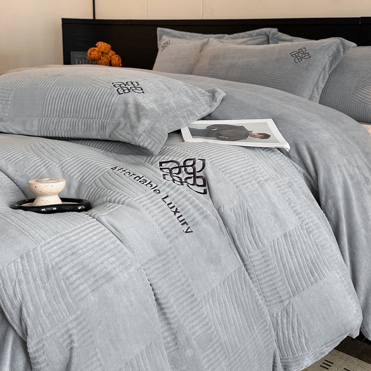 91家纺网 家纺一手货源 找家纺 慕晨 2025新款立体提花绒简约风格高克重雕花加厚牛奶绒四件套 轻奢旗格-浅灰