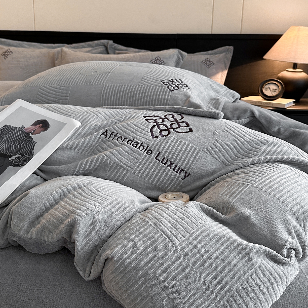 91家纺网 家纺一手货源 找家纺 慕晨 2025新款立体提花绒简约风格高克重雕花加厚牛奶绒四件套 轻奢旗格-浅灰