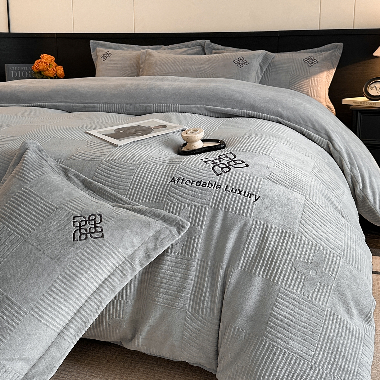 91家纺网 家纺一手货源 找家纺 慕晨 2025新款立体提花绒简约风格高克重雕花加厚牛奶绒四件套 轻奢旗格-浅灰