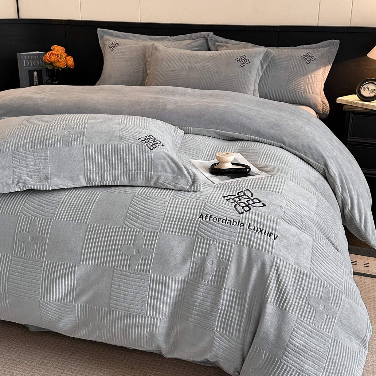 91家纺网 家纺一手货源 找家纺 慕晨 2025新款立体提花绒简约风格高克重雕花加厚牛奶绒四件套 轻奢旗格-浅灰