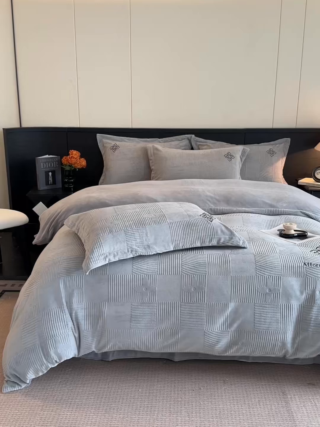 91家纺网 家纺一手货源 找家纺 慕晨 2025新款立体提花绒简约风格高克重雕花加厚牛奶绒四件套 轻奢旗格-浅灰