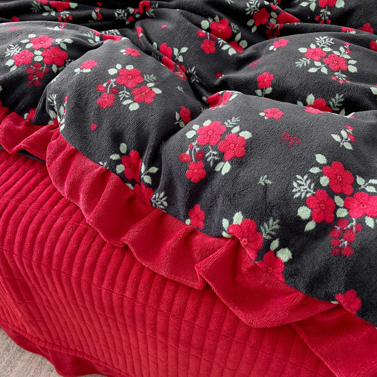 91家纺网 家纺一手货源 找家纺 找底底家纺 2025新款花边9-10斤牛奶绒床盖款四件套 花妖