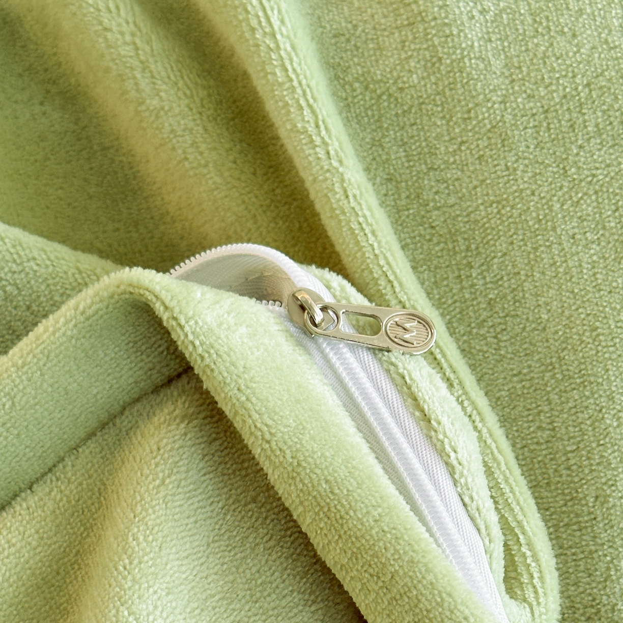 91家纺网 家纺一手货源 找家纺 慕晨 2025新款立体提花绒简约风格高克重雕花加厚牛奶绒四件套 水杉叶-绿