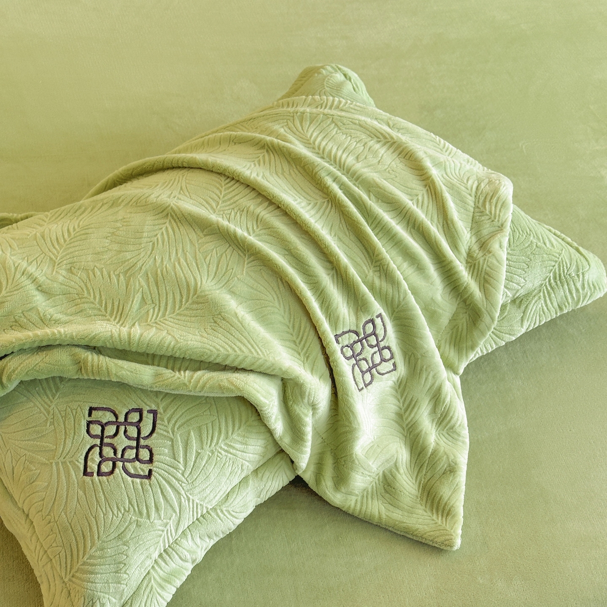 91家纺网 家纺一手货源 找家纺 慕晨 2025新款立体提花绒简约风格高克重雕花加厚牛奶绒四件套 水杉叶-绿