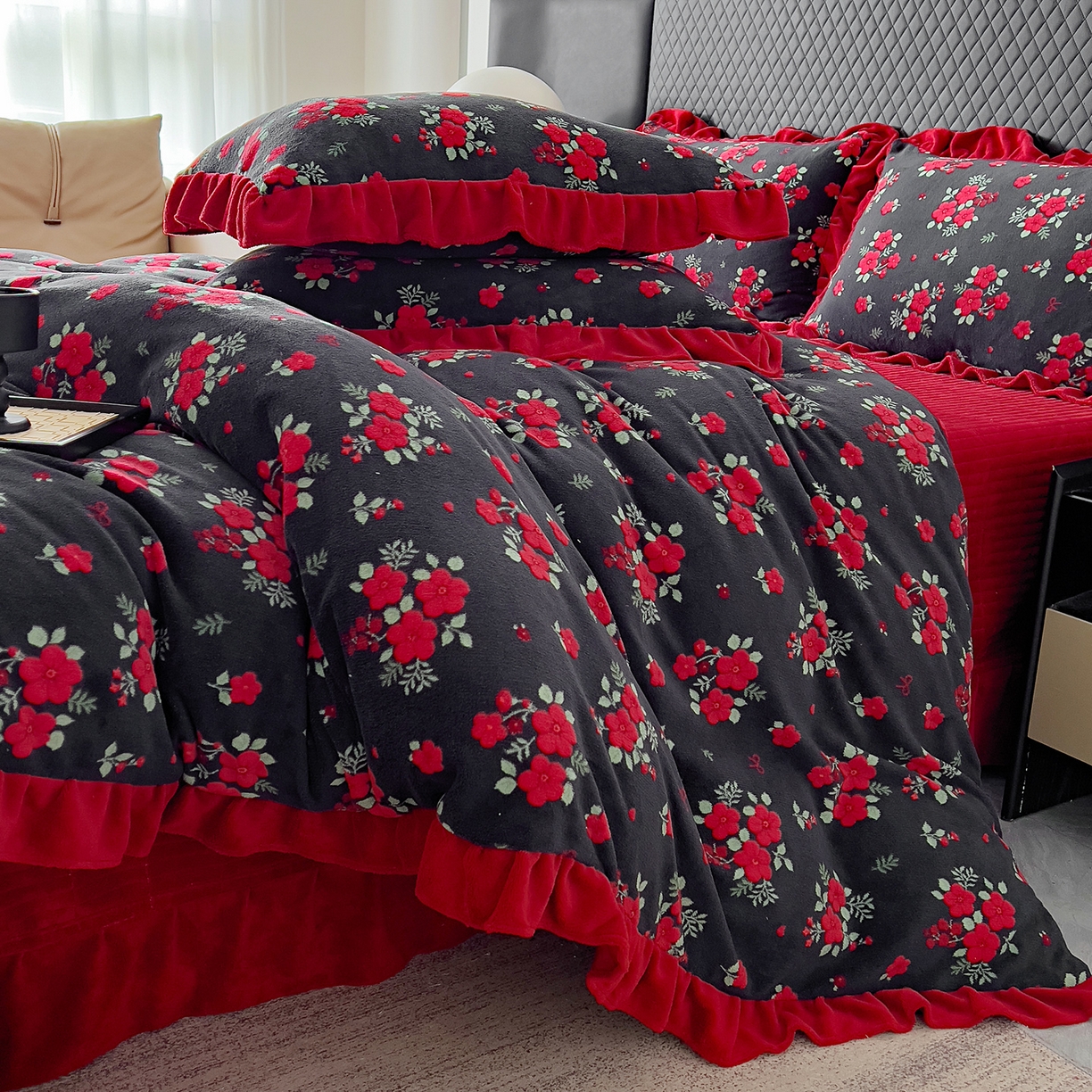 91家纺网 家纺一手货源 找家纺 找底底家纺 2025新款花边9-10斤牛奶绒床盖款四件套 花妖