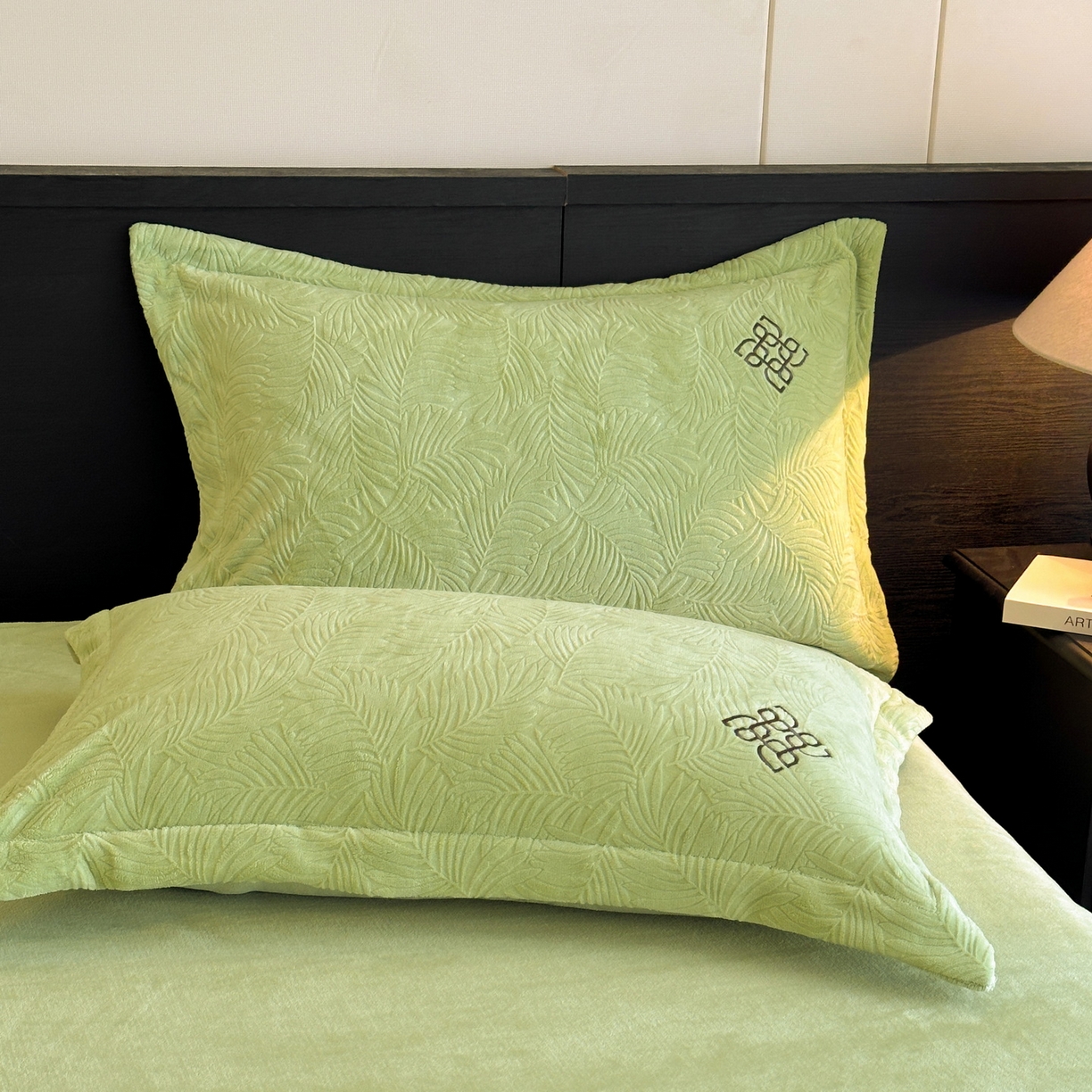 91家纺网 家纺一手货源 找家纺 慕晨 2025新款立体提花绒简约风格高克重雕花加厚牛奶绒四件套 水杉叶-绿