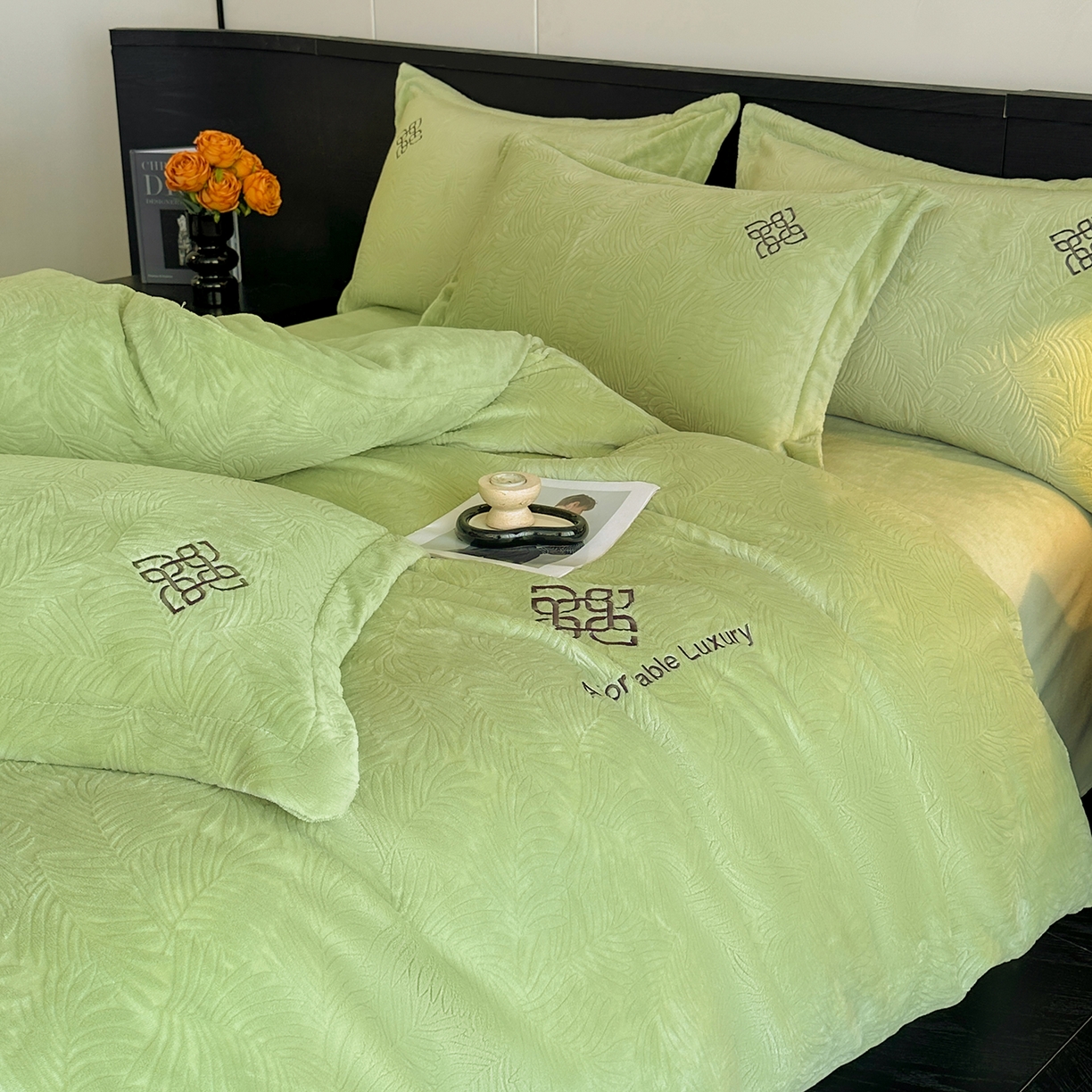 91家纺网 家纺一手货源 找家纺 慕晨 2025新款立体提花绒简约风格高克重雕花加厚牛奶绒四件套 水杉叶-绿