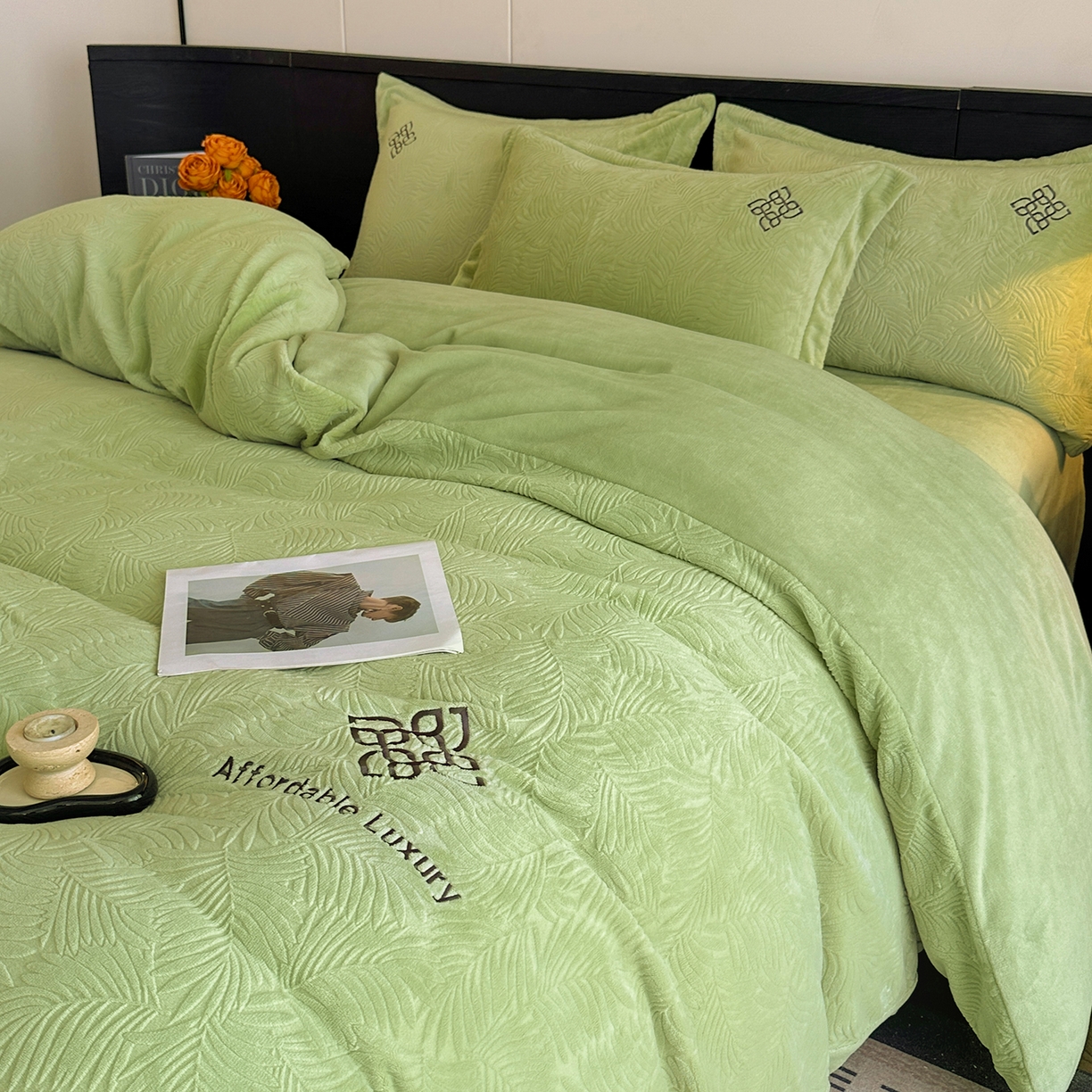 91家纺网 家纺一手货源 找家纺 慕晨 2025新款立体提花绒简约风格高克重雕花加厚牛奶绒四件套 水杉叶-绿