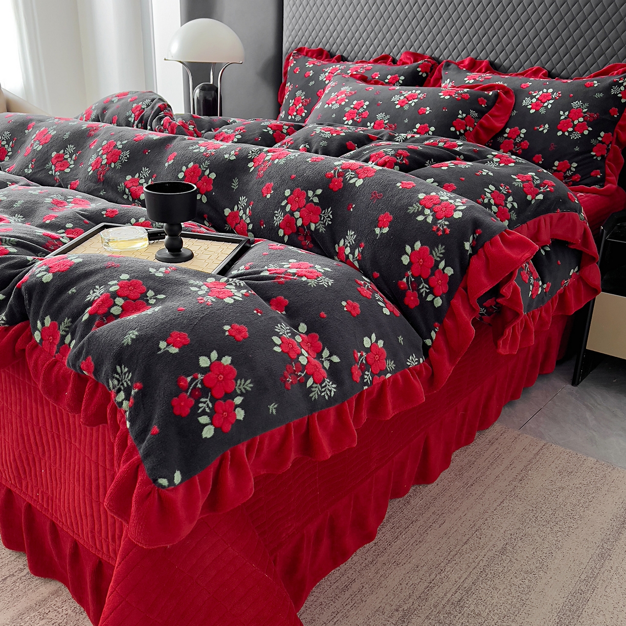 91家纺网 家纺一手货源 找家纺 找底底家纺 2025新款花边9-10斤牛奶绒床盖款四件套 花妖