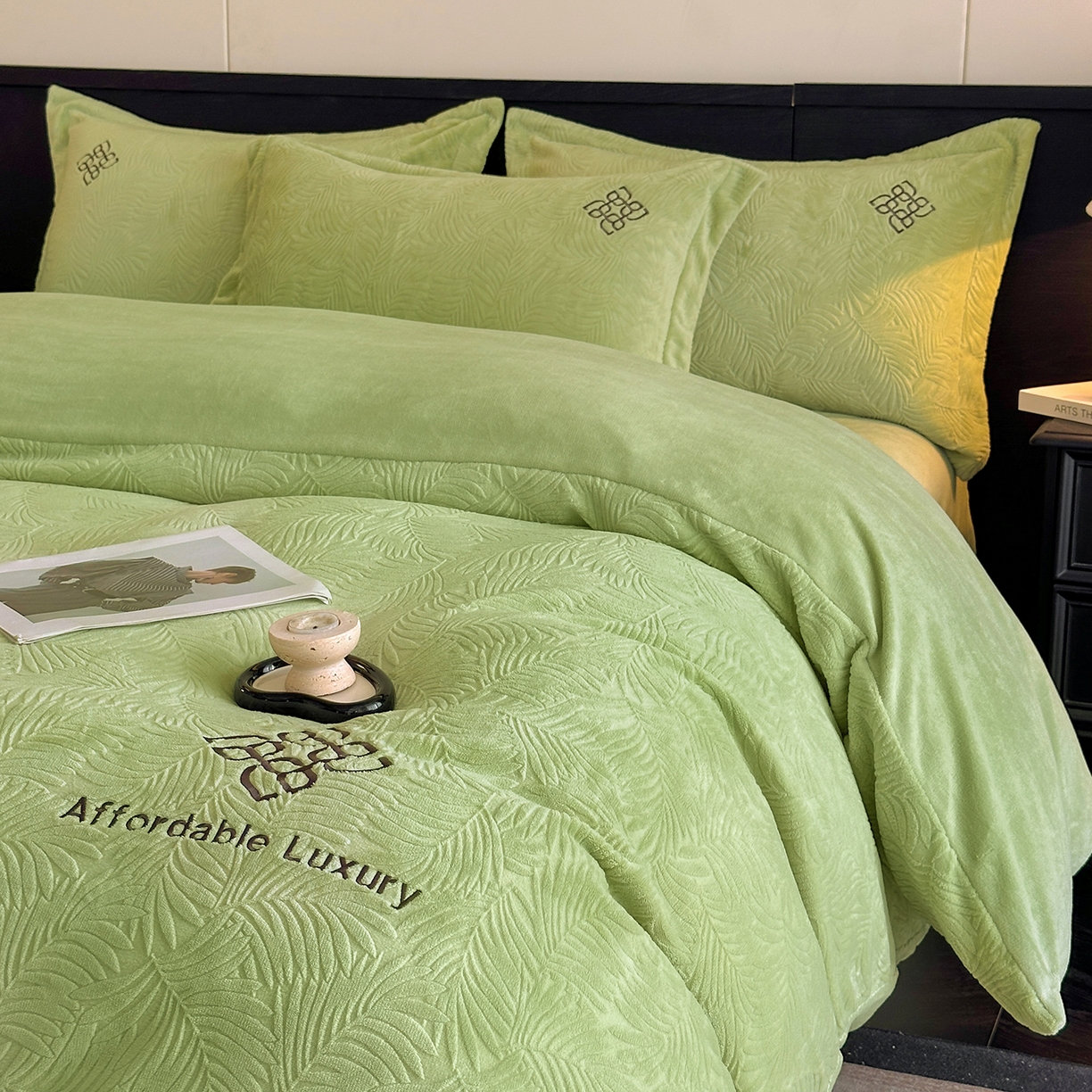 91家纺网 家纺一手货源 找家纺 慕晨 2025新款立体提花绒简约风格高克重雕花加厚牛奶绒四件套 水杉叶-绿