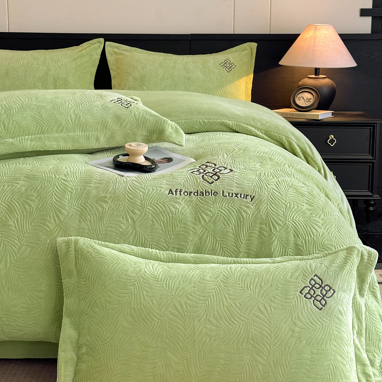91家纺网 家纺一手货源 找家纺 慕晨 2025新款立体提花绒简约风格高克重雕花加厚牛奶绒四件套 水杉叶-绿