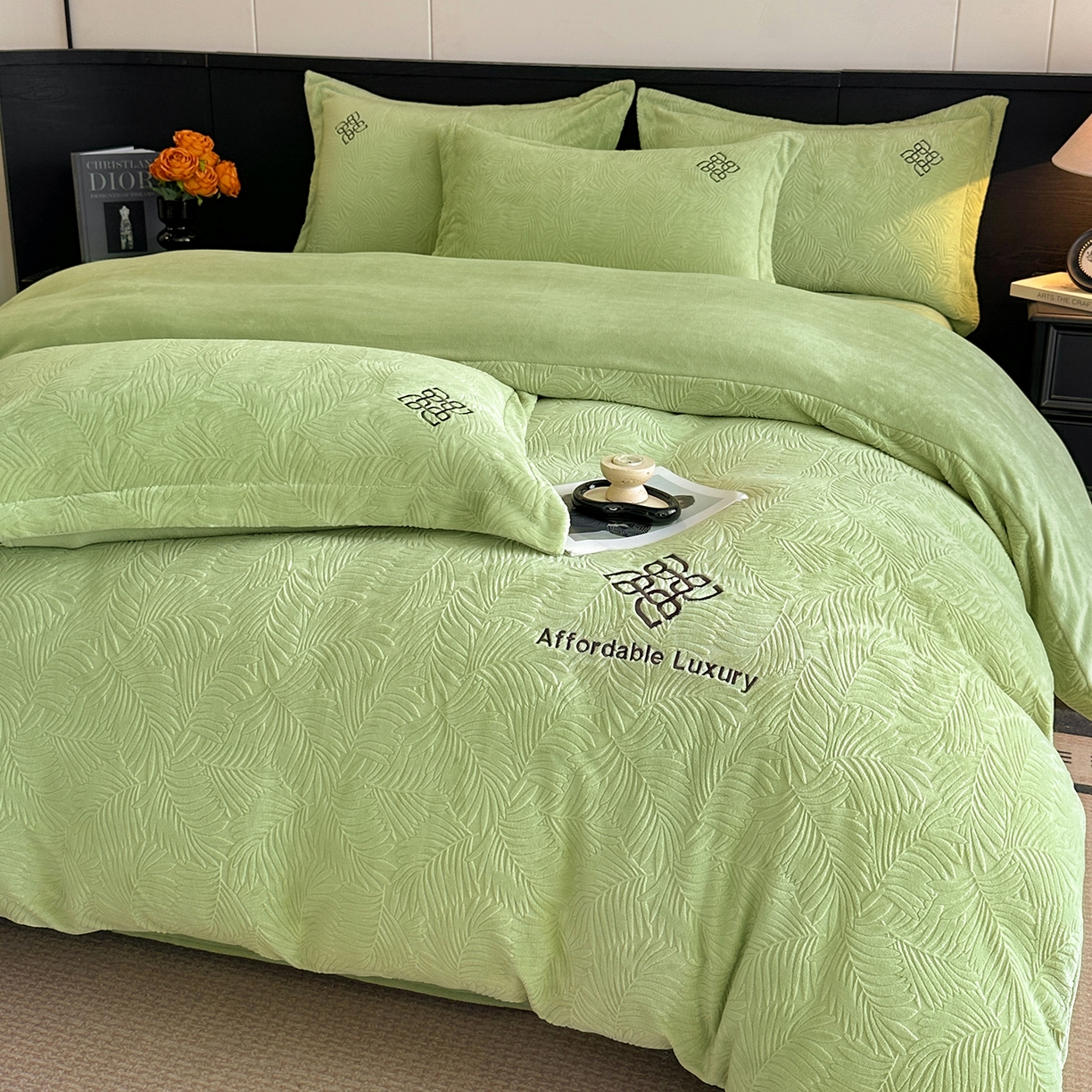 91家纺网 家纺一手货源 找家纺 慕晨 2025新款立体提花绒简约风格高克重雕花加厚牛奶绒四件套 水杉叶-绿