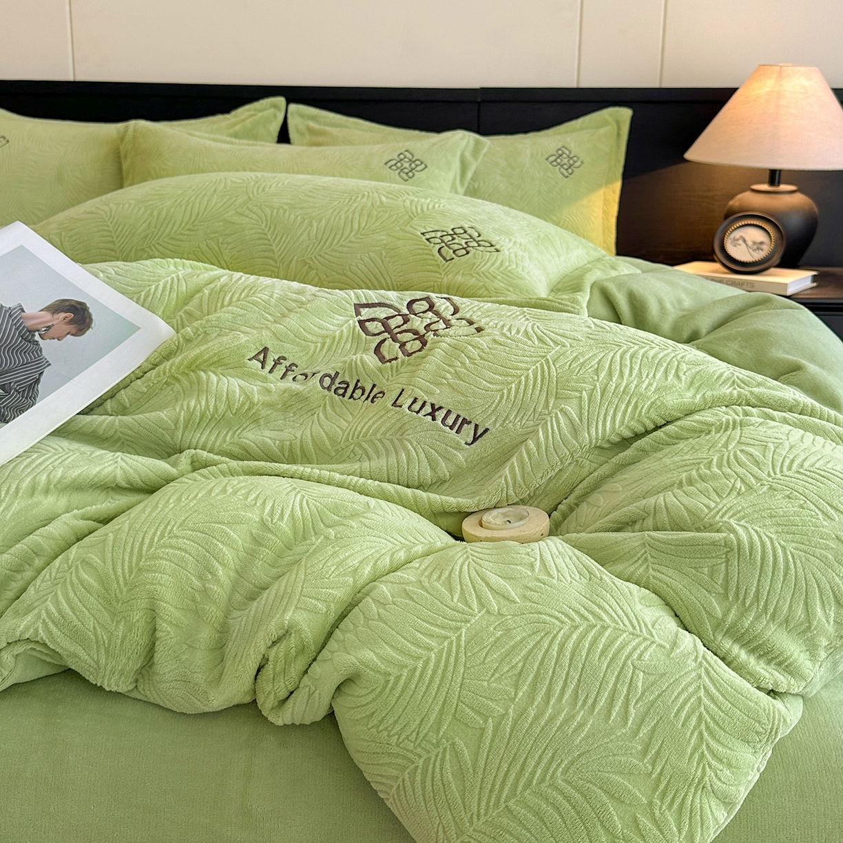91家纺网 家纺一手货源 找家纺 慕晨 2025新款立体提花绒简约风格高克重雕花加厚牛奶绒四件套 水杉叶-绿