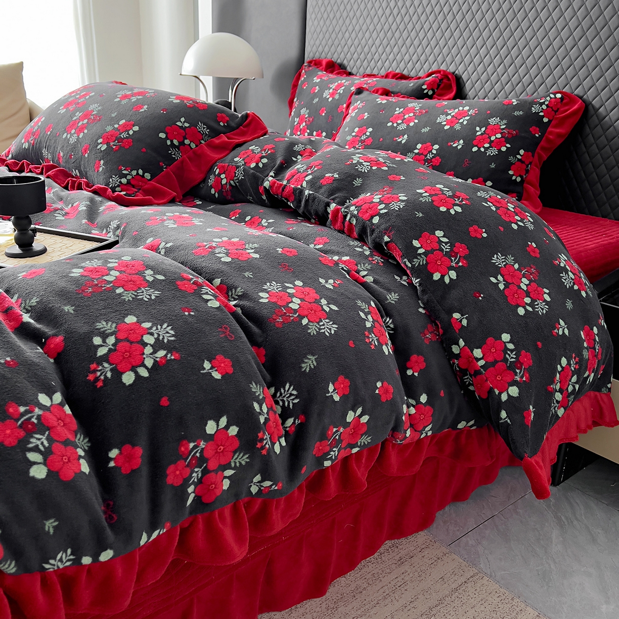 91家纺网 家纺一手货源 找家纺 找底底家纺 2025新款花边9-10斤牛奶绒床盖款四件套 花妖