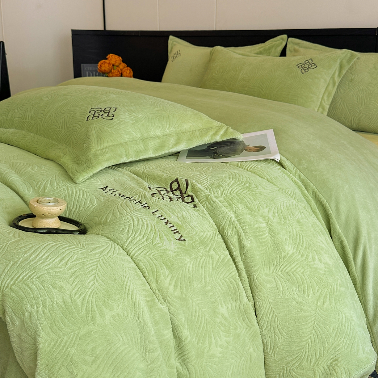 91家纺网 家纺一手货源 找家纺 慕晨 2025新款立体提花绒简约风格高克重雕花加厚牛奶绒四件套 水杉叶-绿