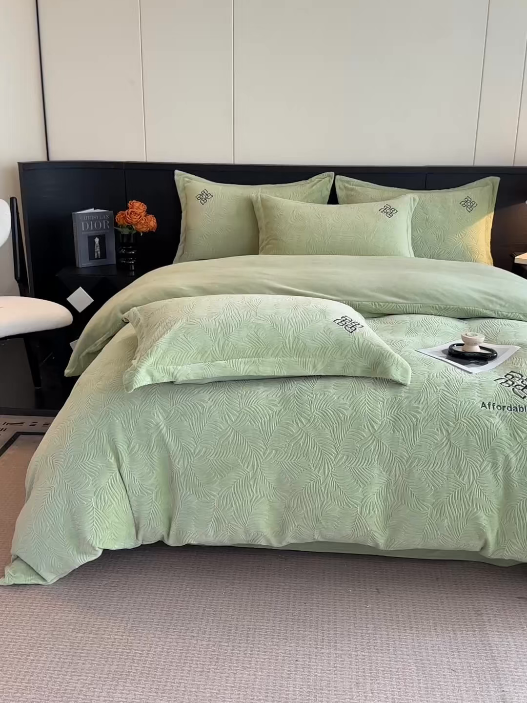 91家纺网 家纺一手货源 找家纺 慕晨 2025新款立体提花绒简约风格高克重雕花加厚牛奶绒四件套 水杉叶-绿