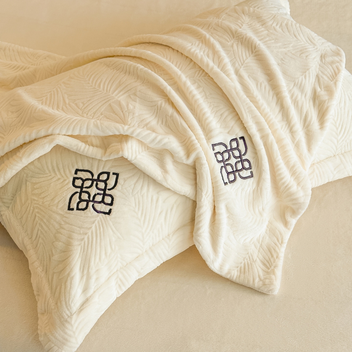 91家纺网 家纺一手货源 找家纺 慕晨 2025新款立体提花绒简约风格高克重雕花加厚牛奶绒四件套 水杉叶-米白