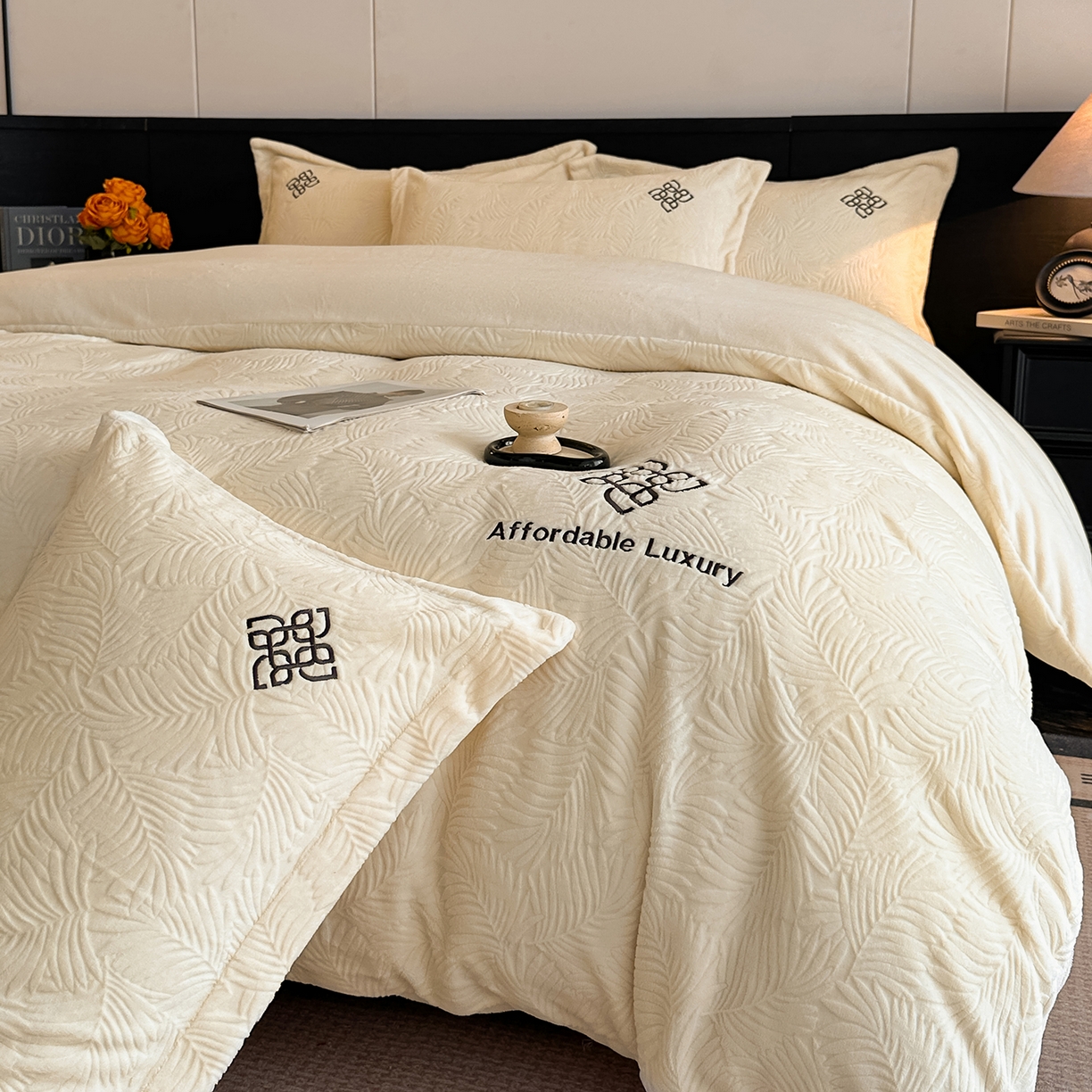 91家纺网 家纺一手货源 找家纺 慕晨 2025新款立体提花绒简约风格高克重雕花加厚牛奶绒四件套 水杉叶-米白