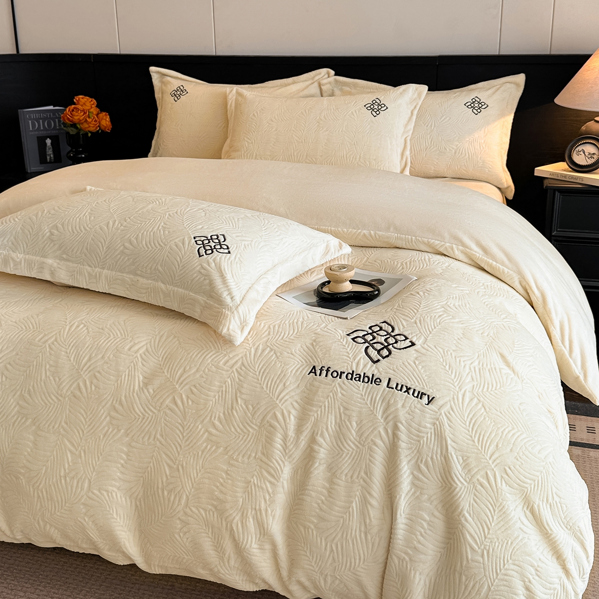 91家纺网 家纺一手货源 找家纺 慕晨 2025新款立体提花绒简约风格高克重雕花加厚牛奶绒四件套 水杉叶-米白