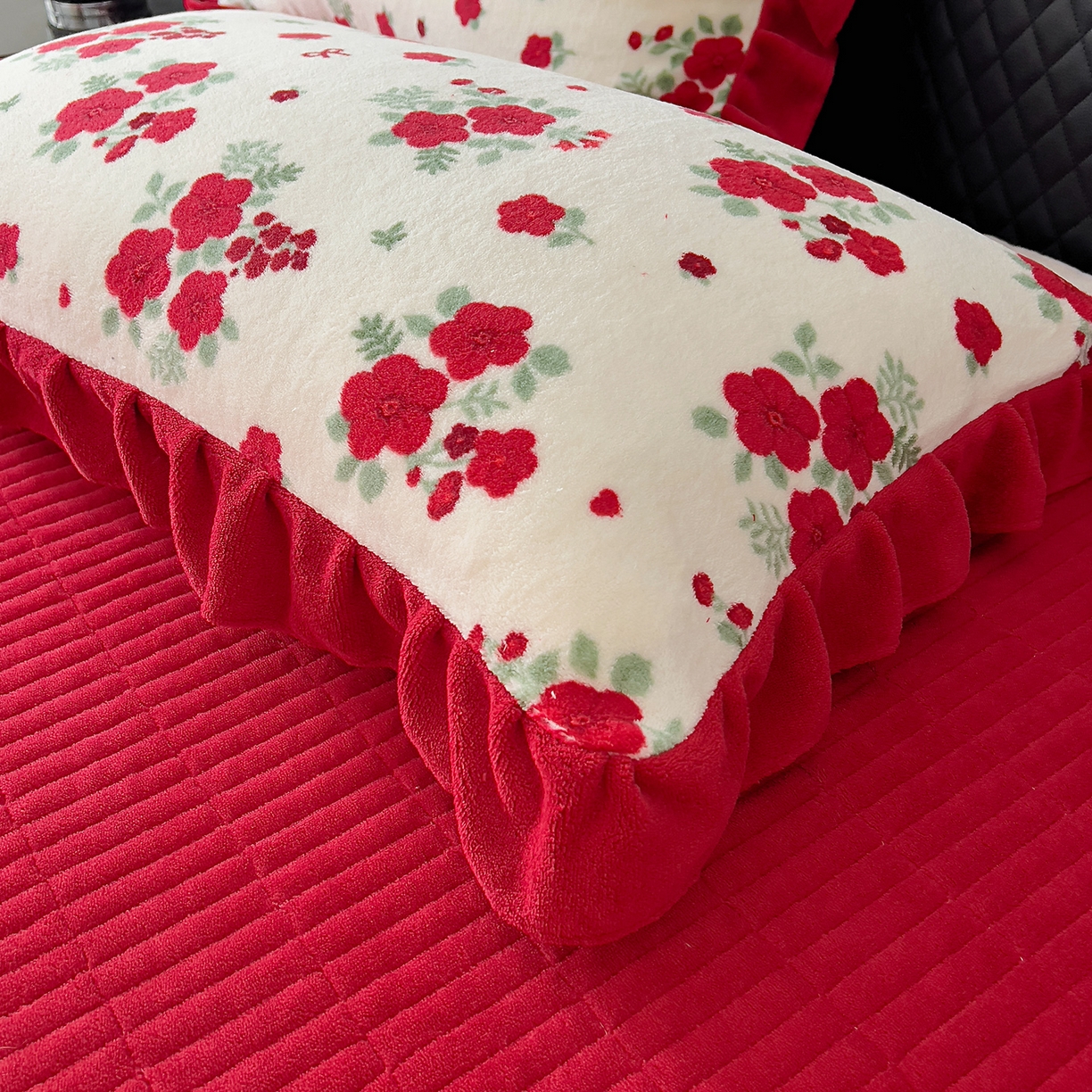 91家纺网 家纺一手货源 找家纺 找底底家纺 2025新款花边9-10斤牛奶绒床盖款四件套 梨花落