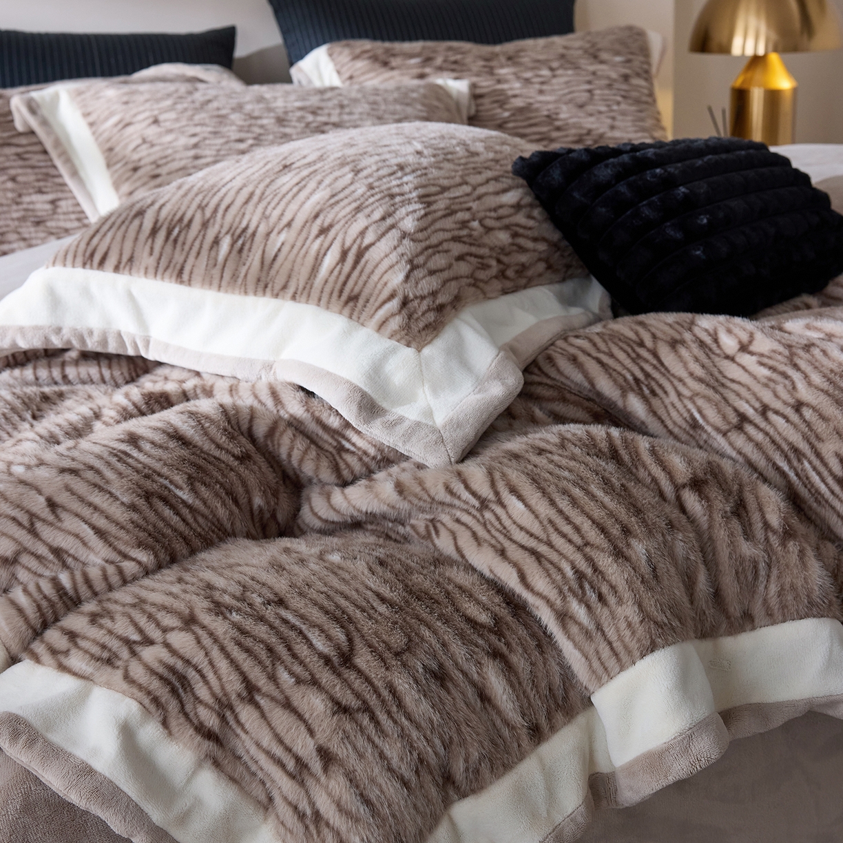 91家纺网 家纺一手货源 找家纺 时亿家居 2025新款金貂绒牛奶绒四件套-秋日丝絮 秋日丝絮-卡灰