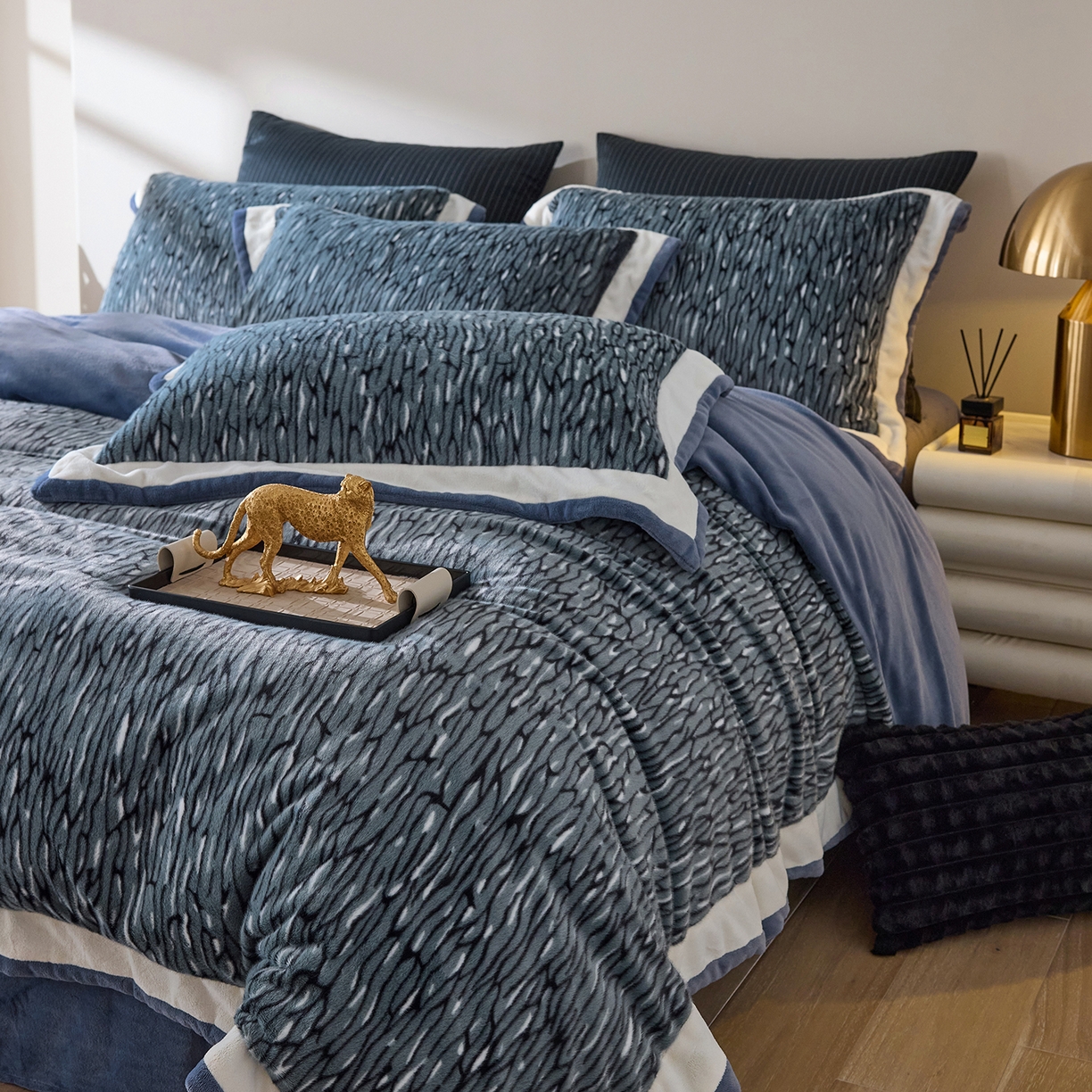 91家纺网 家纺一手货源 找家纺 时亿家居 2025新款金貂绒牛奶绒四件套-秋日丝絮 秋日丝絮-沁蓝