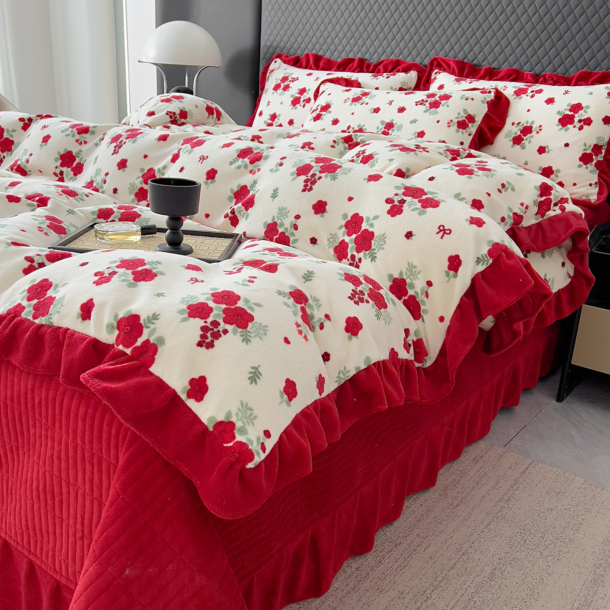 91家纺网 家纺一手货源 找家纺 找底底家纺 2025新款花边9-10斤牛奶绒床盖款四件套 梨花落