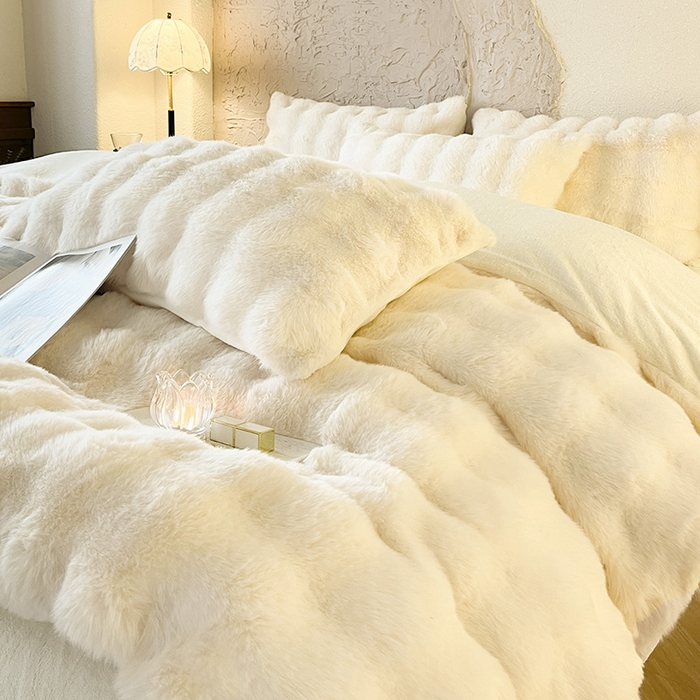 91家纺网 家纺一手货源 找家纺 仔仔熊 2025新款高克重兔毛绒四件套-瑞莎 瑞莎-奶油白