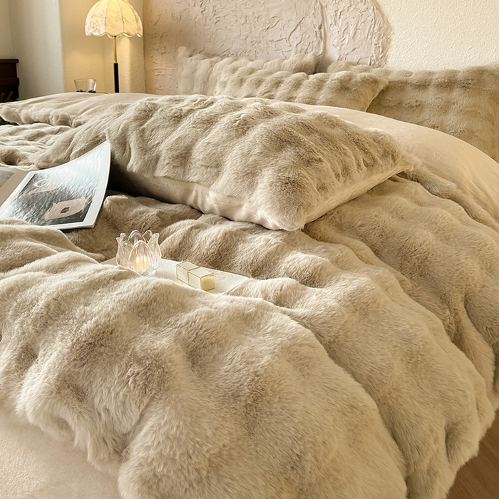 91家纺网 家纺一手货源 找家纺 仔仔熊 2025新款高克重兔毛绒四件套-瑞莎 瑞莎-淡雅米