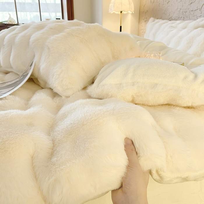 91家纺网 家纺一手货源 找家纺 仔仔熊 2025新款高克重兔毛绒四件套-瑞莎 瑞莎-奶油白