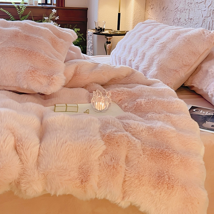 91家纺网 家纺一手货源 找家纺 仔仔熊 2025新款高克重兔毛绒四件套-瑞莎 瑞莎-蜜恋粉