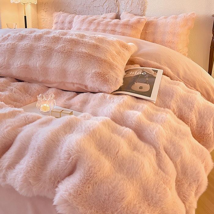 91家纺网 家纺一手货源 找家纺 仔仔熊 2025新款高克重兔毛绒四件套-瑞莎 瑞莎-蜜恋粉