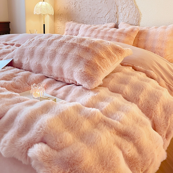 91家纺网 家纺一手货源 找家纺 仔仔熊 2025新款高克重兔毛绒四件套-瑞莎 瑞莎-蜜恋粉