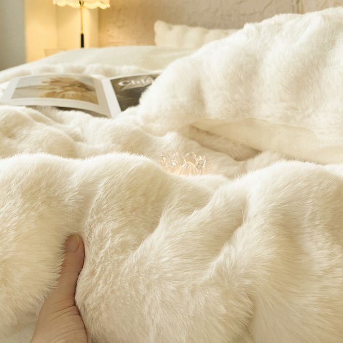 91家纺网 家纺一手货源 找家纺 仔仔熊 2025新款高克重兔毛绒四件套-瑞莎 瑞莎-奶油白