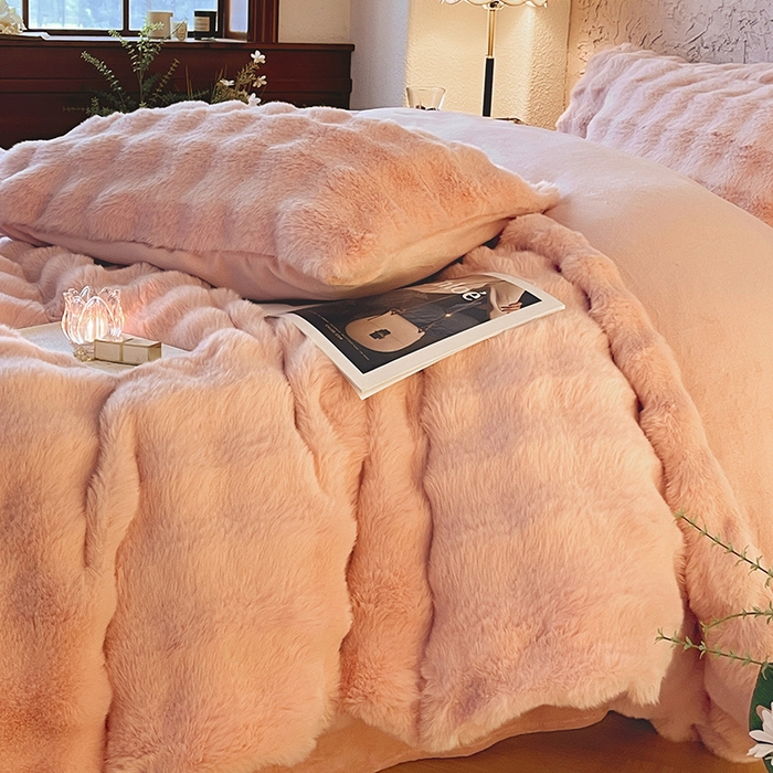 91家纺网 家纺一手货源 找家纺 仔仔熊 2025新款高克重兔毛绒四件套-瑞莎 瑞莎-蜜恋粉