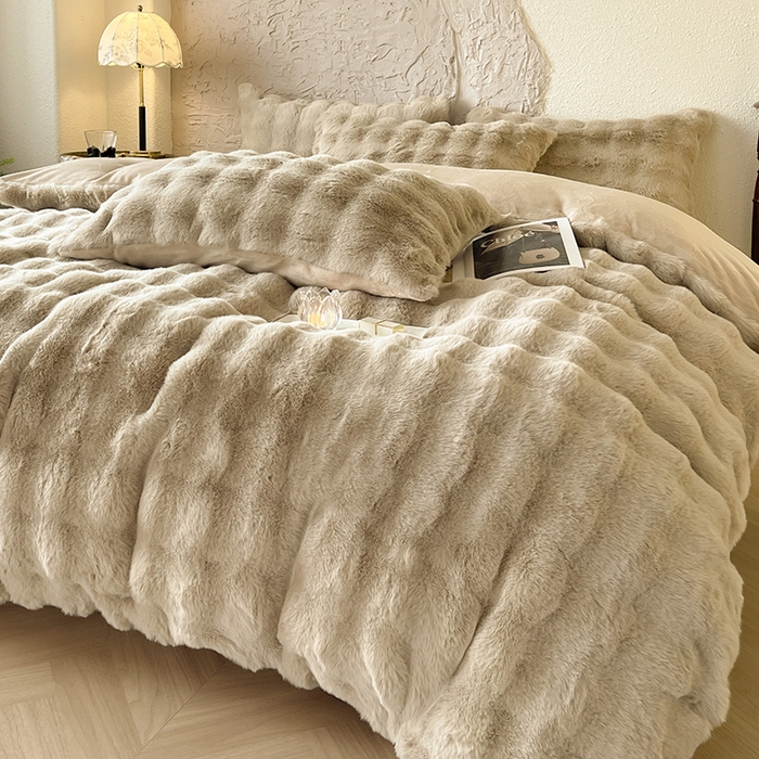 91家纺网 家纺一手货源 找家纺 仔仔熊 2025新款高克重兔毛绒四件套-瑞莎 瑞莎-淡雅米