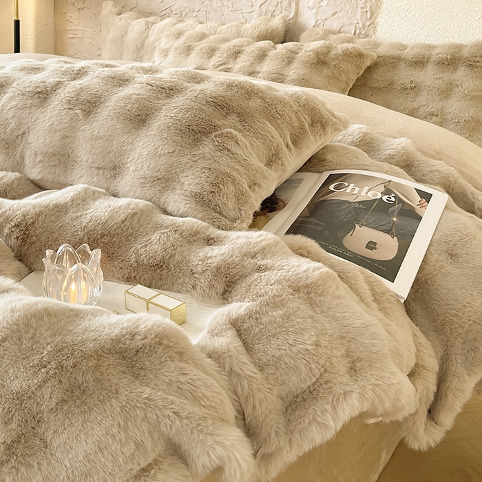 91家纺网 家纺一手货源 找家纺 仔仔熊 2025新款高克重兔毛绒四件套-瑞莎 瑞莎-淡雅米