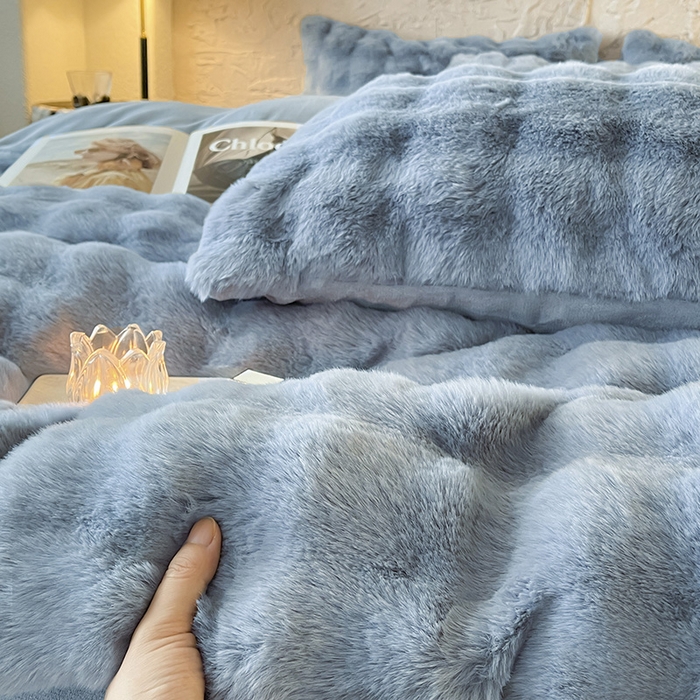 91家纺网 家纺一手货源 找家纺 仔仔熊 2025新款高克重兔毛绒四件套-瑞莎 瑞莎-布丽蓝