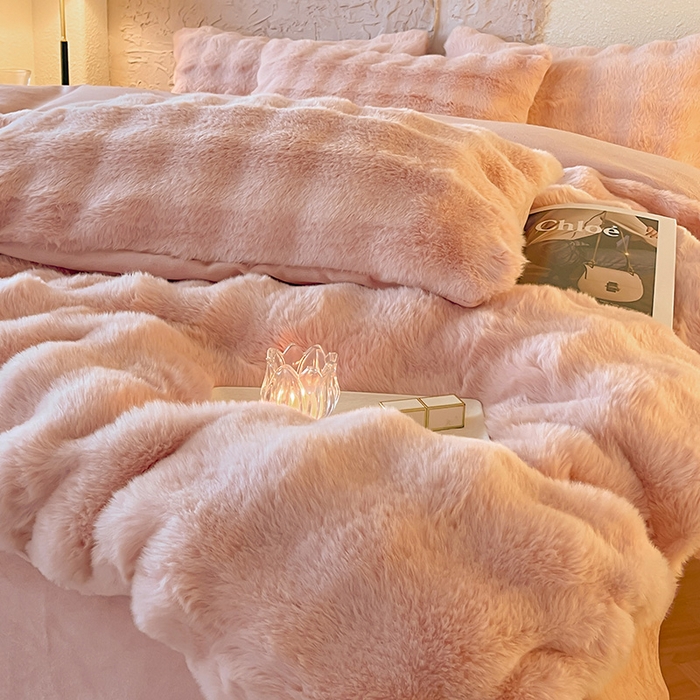 91家纺网 家纺一手货源 找家纺 仔仔熊 2025新款高克重兔毛绒四件套-瑞莎 瑞莎-蜜恋粉