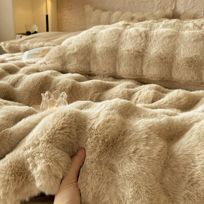 91家纺网 家纺一手货源 找家纺 仔仔熊 2025新款高克重兔毛绒四件套-瑞莎 瑞莎-暖茶棕