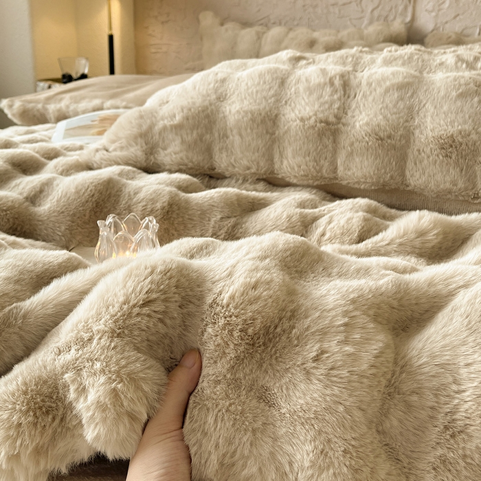 91家纺网 家纺一手货源 找家纺 仔仔熊 2025新款高克重兔毛绒四件套-瑞莎 瑞莎-淡雅米