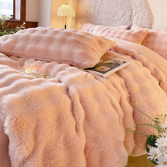 91家纺网 家纺一手货源 找家纺 仔仔熊 2025新款高克重兔毛绒四件套-瑞莎 瑞莎-蜜恋粉